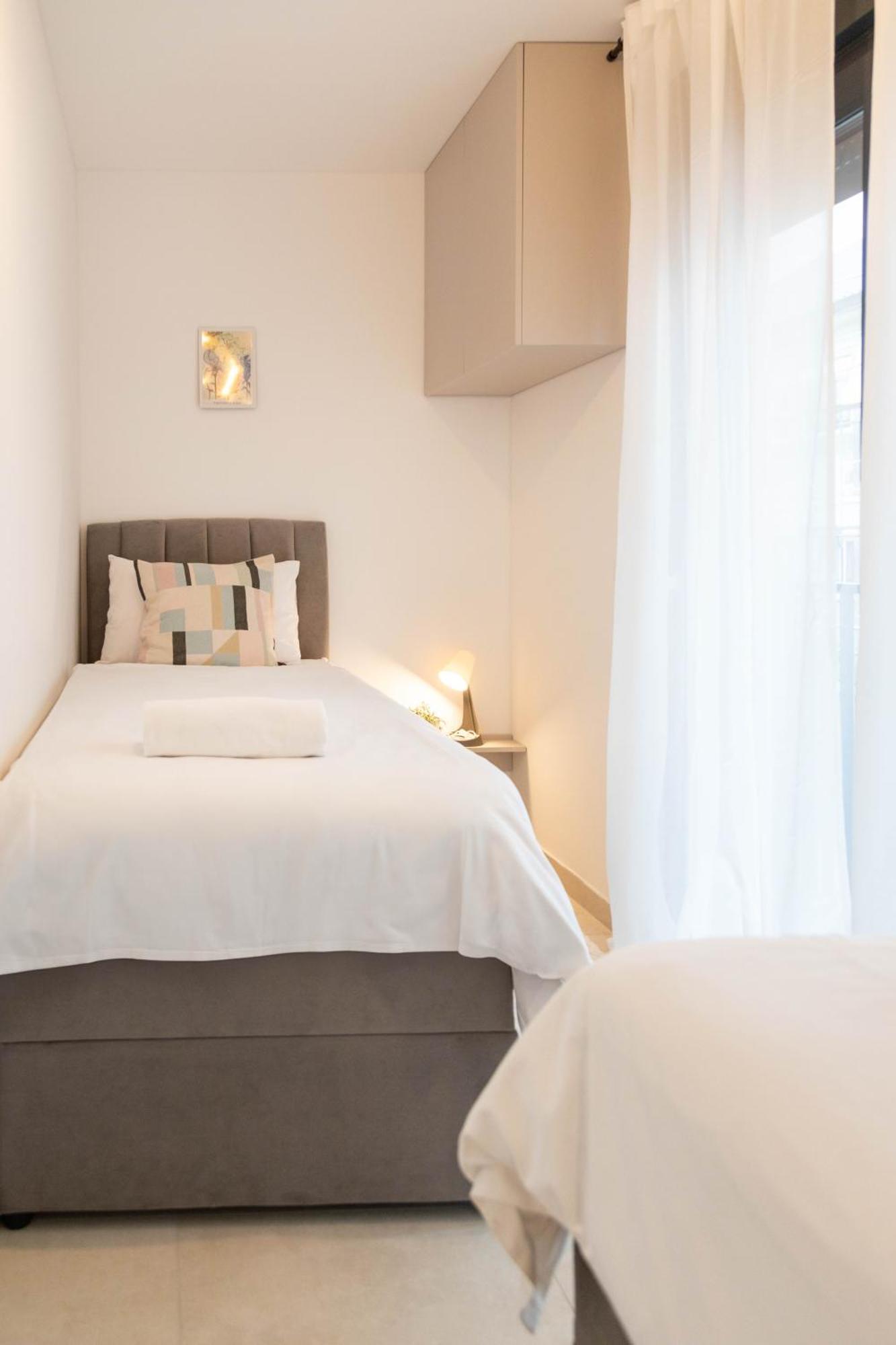Modern Residences - Free Private Parking Apartma